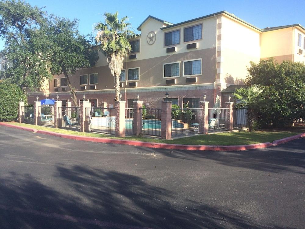 Days Inn & Suites By Wyndham San Antonio North/Stone Oak Exterior photo