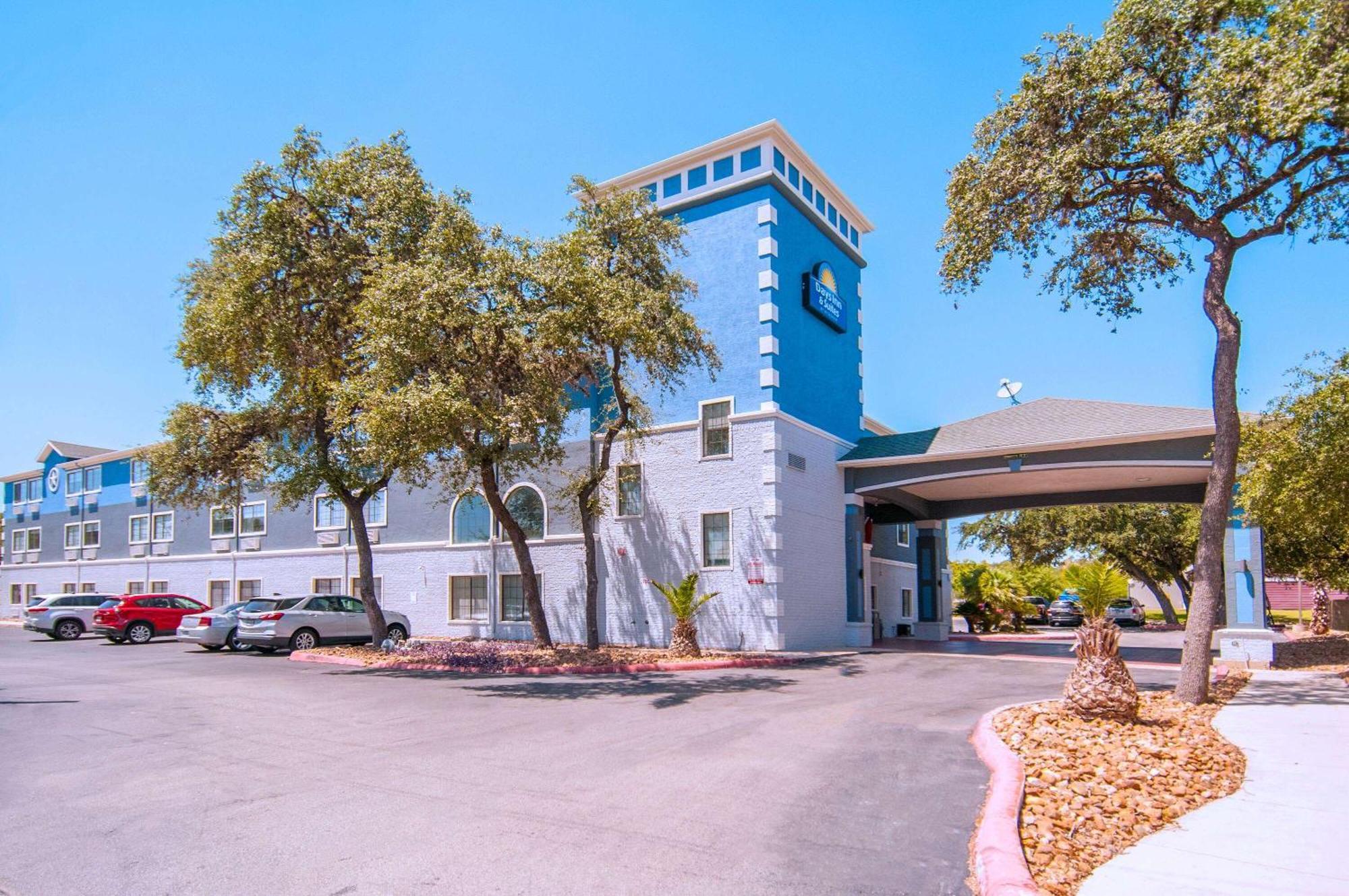 Days Inn & Suites By Wyndham San Antonio North/Stone Oak Exterior photo