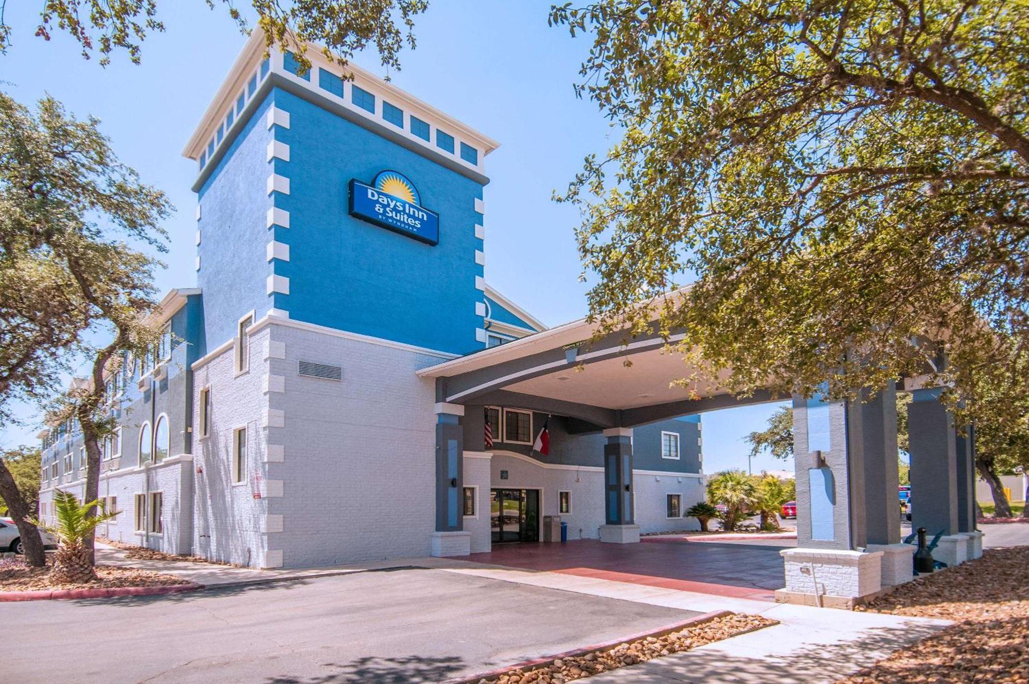 Days Inn & Suites By Wyndham San Antonio North/Stone Oak Exterior photo