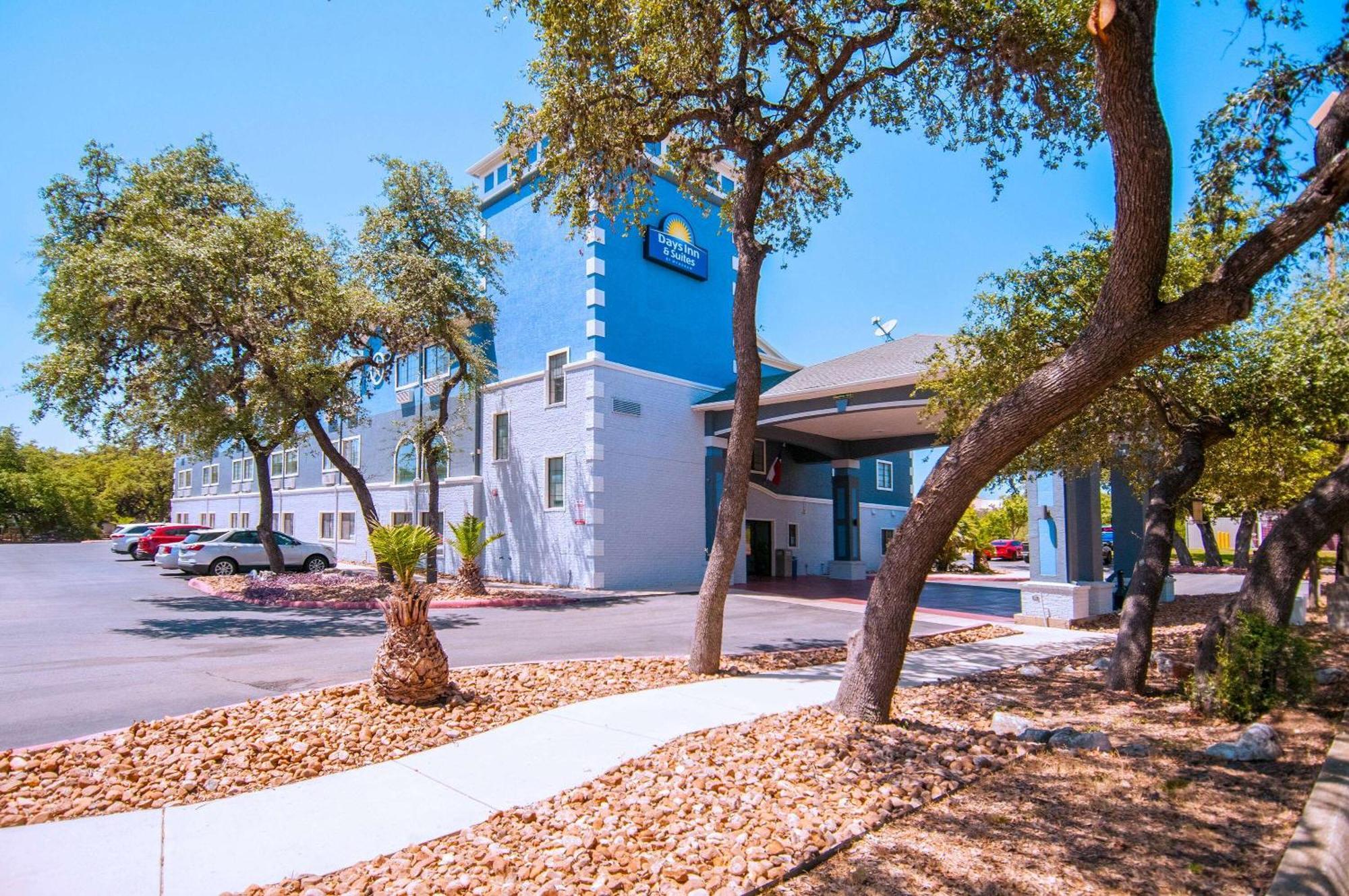 Days Inn & Suites By Wyndham San Antonio North/Stone Oak Exterior photo