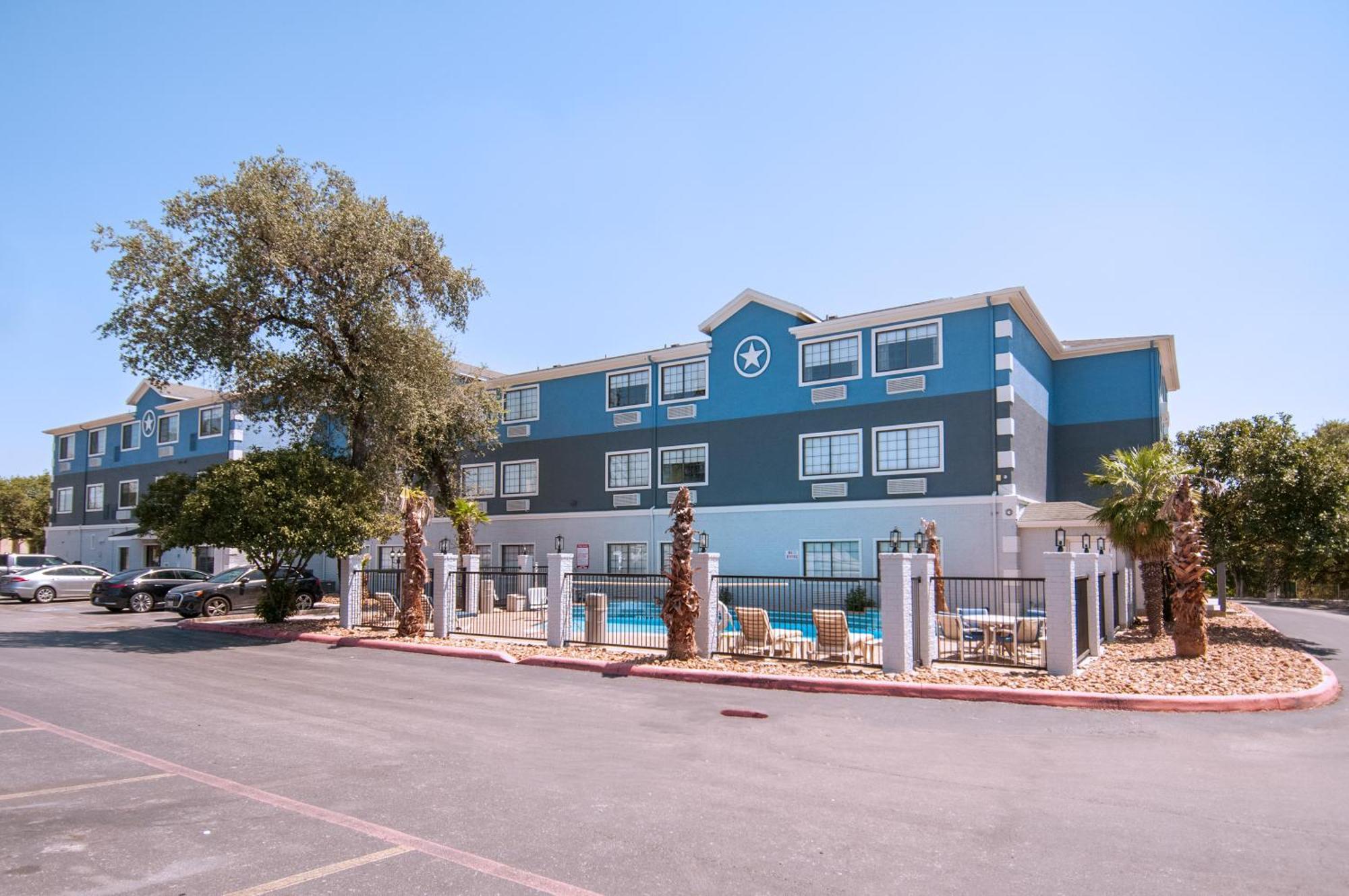 Days Inn & Suites By Wyndham San Antonio North/Stone Oak Exterior photo