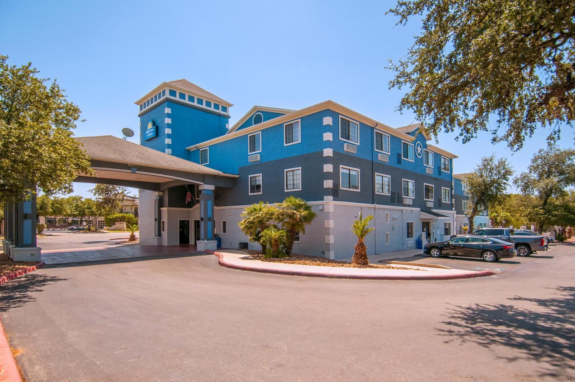 Days Inn & Suites By Wyndham San Antonio North/Stone Oak Exterior photo