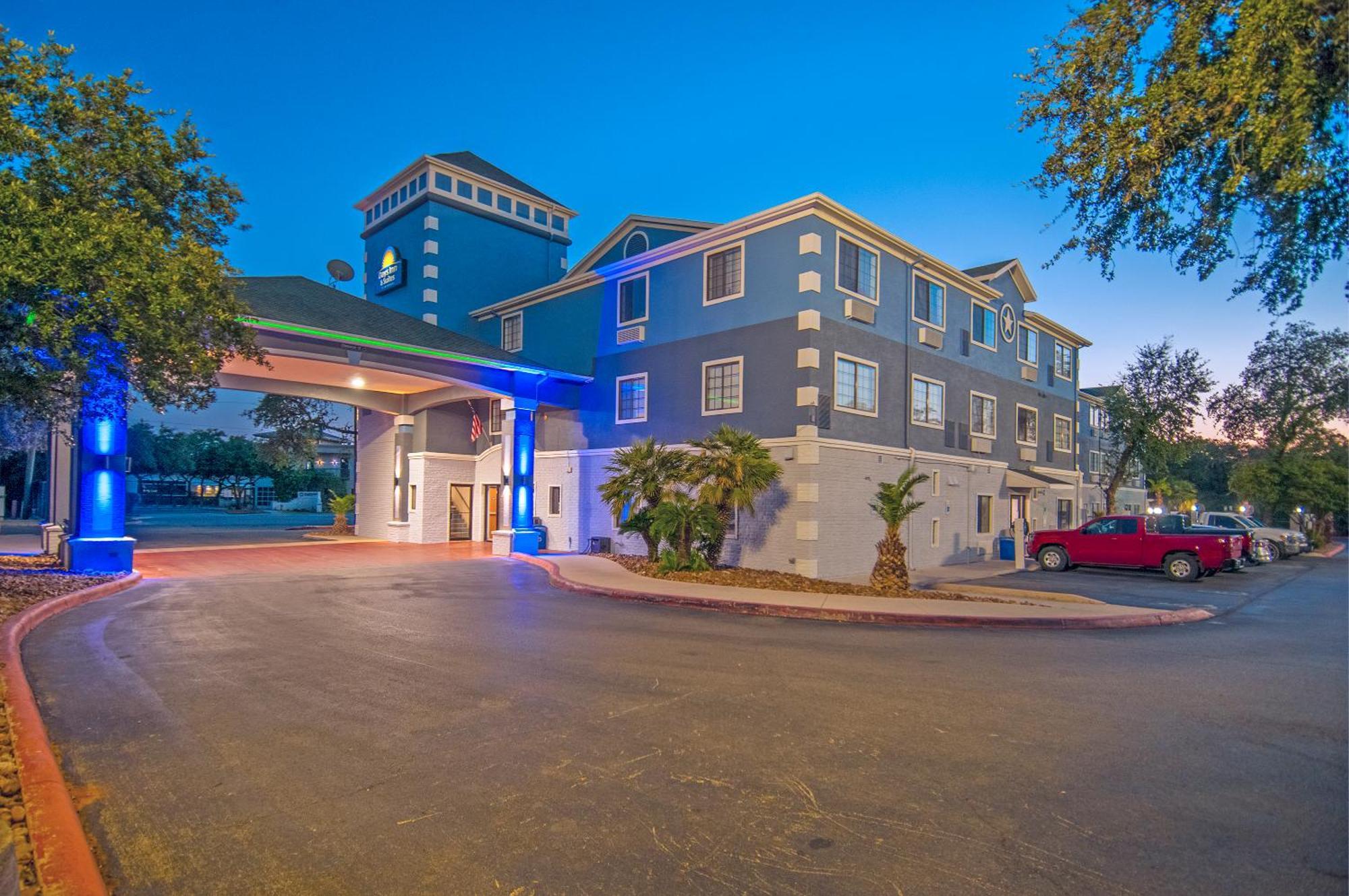 Days Inn & Suites By Wyndham San Antonio North/Stone Oak Exterior photo