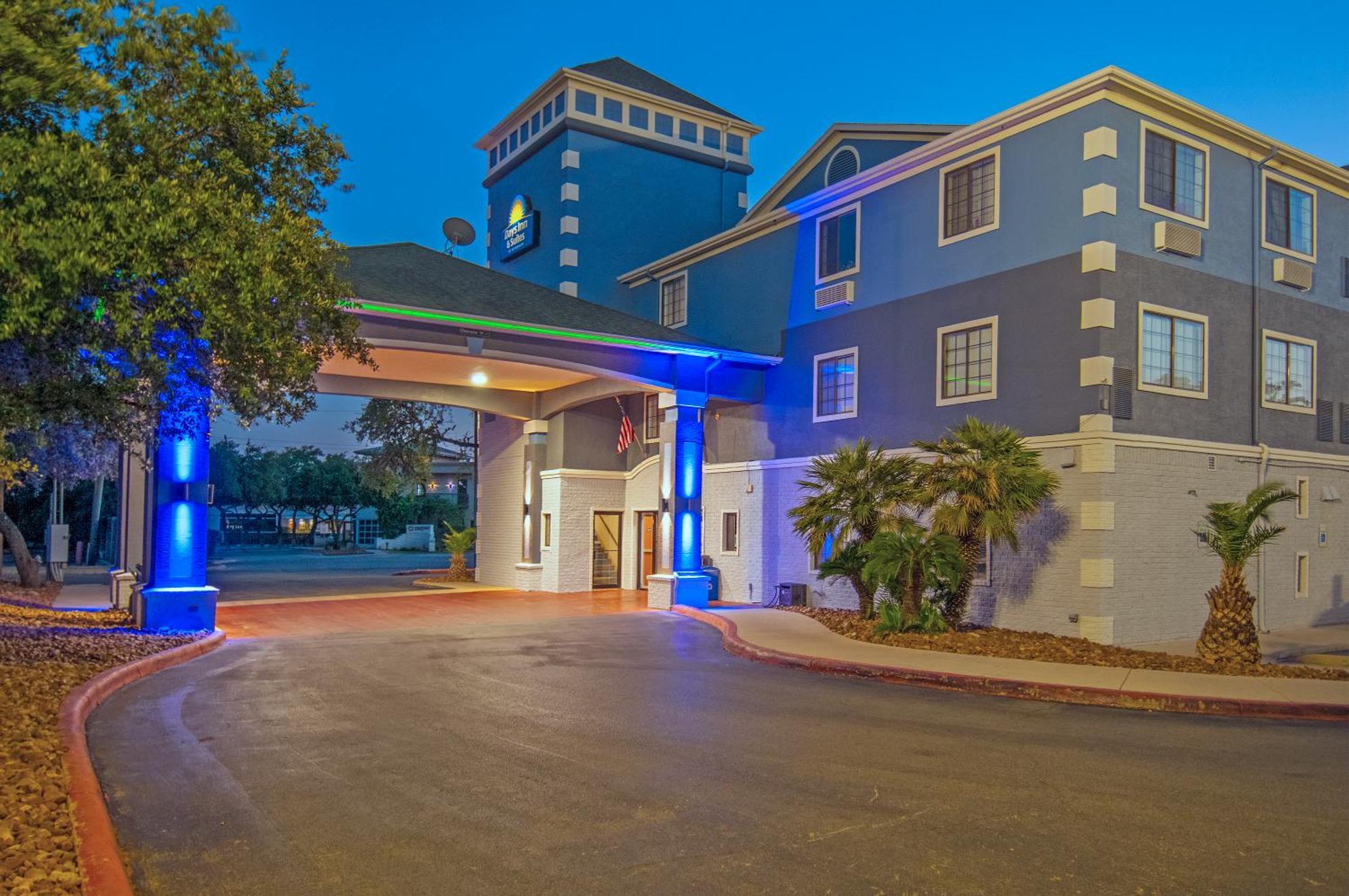 Days Inn & Suites By Wyndham San Antonio North/Stone Oak Exterior photo