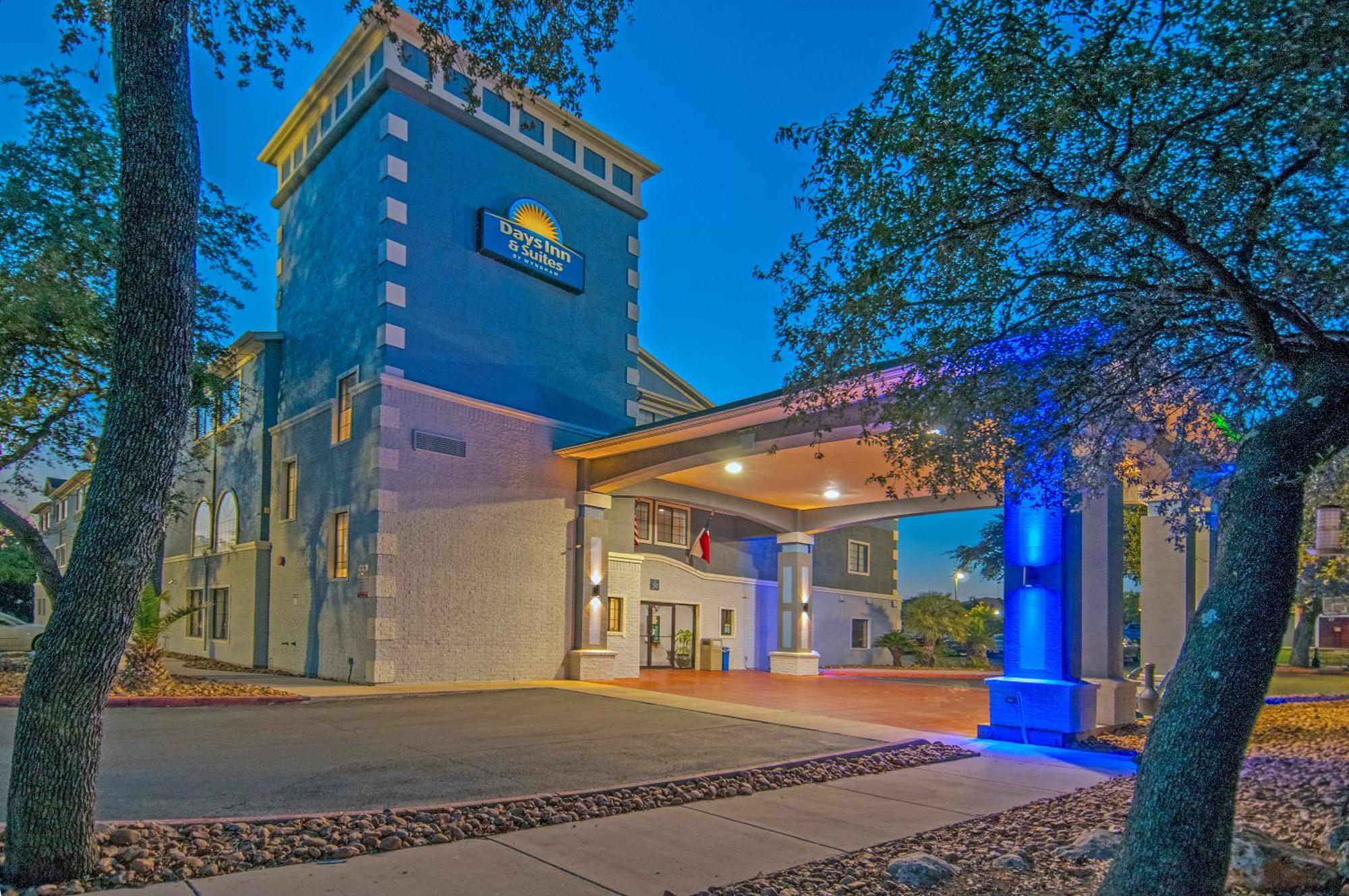 Days Inn & Suites By Wyndham San Antonio North/Stone Oak Exterior photo