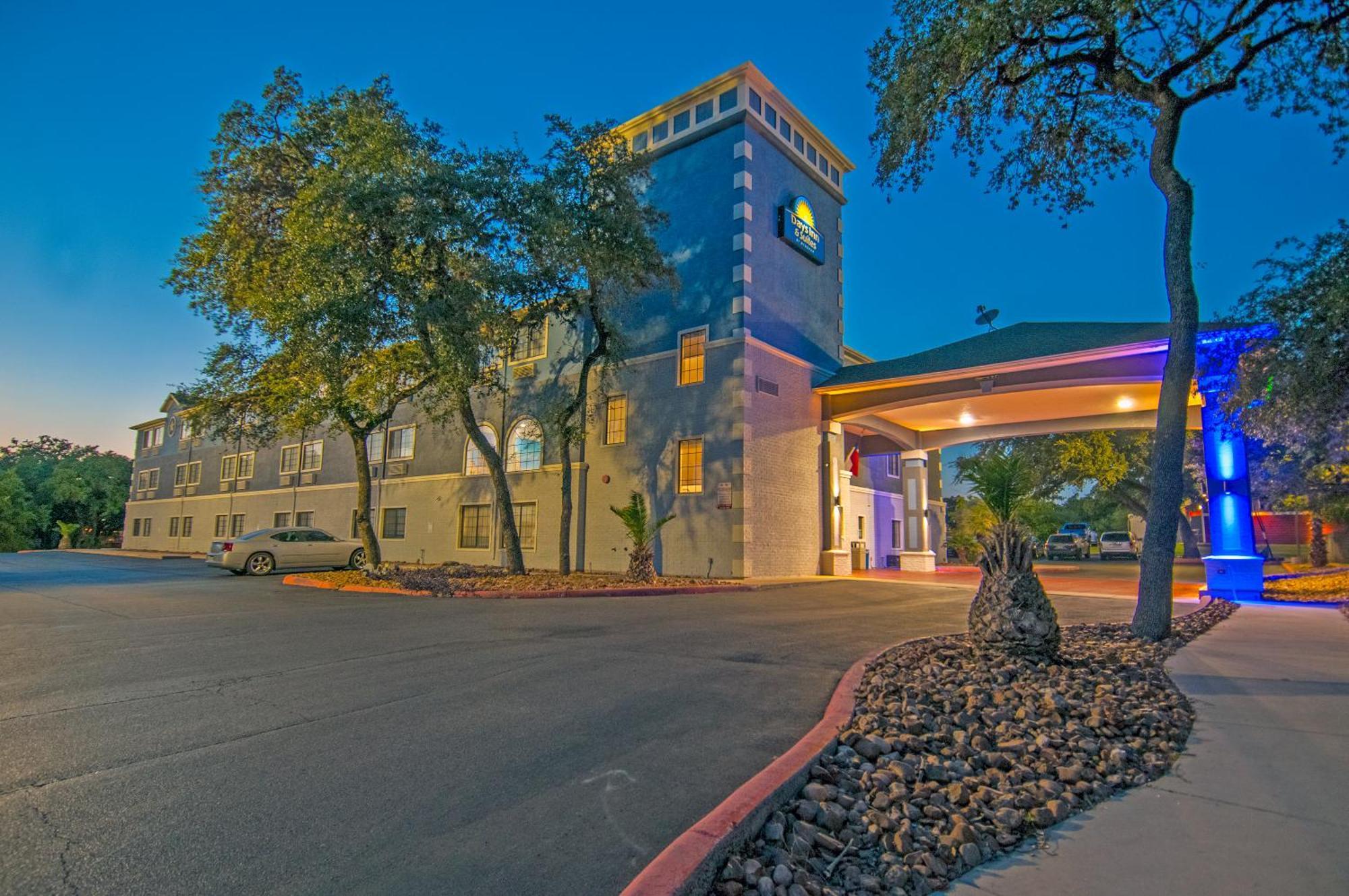 Days Inn & Suites By Wyndham San Antonio North/Stone Oak Exterior photo