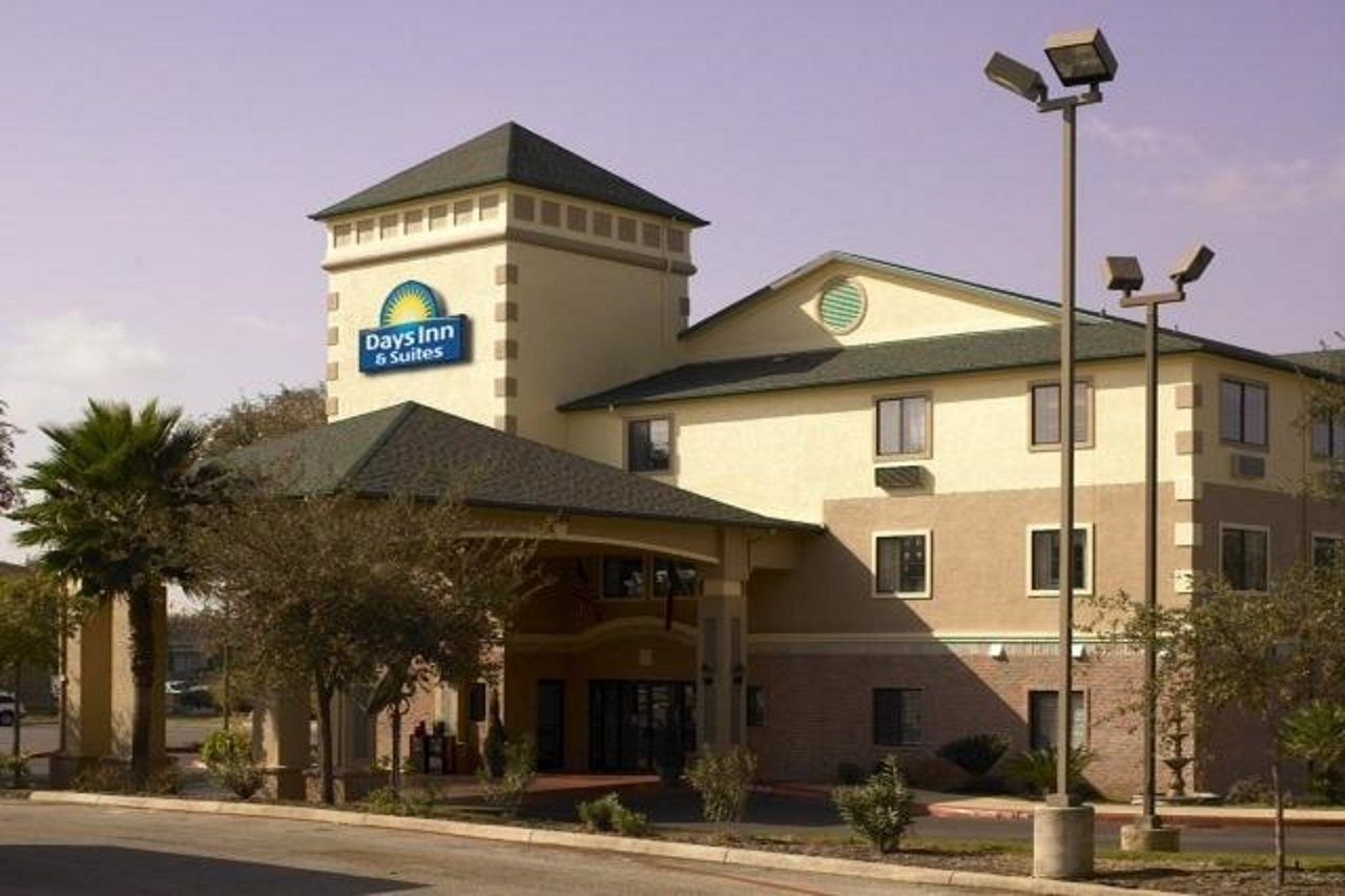 Days Inn & Suites By Wyndham San Antonio North/Stone Oak Exterior photo